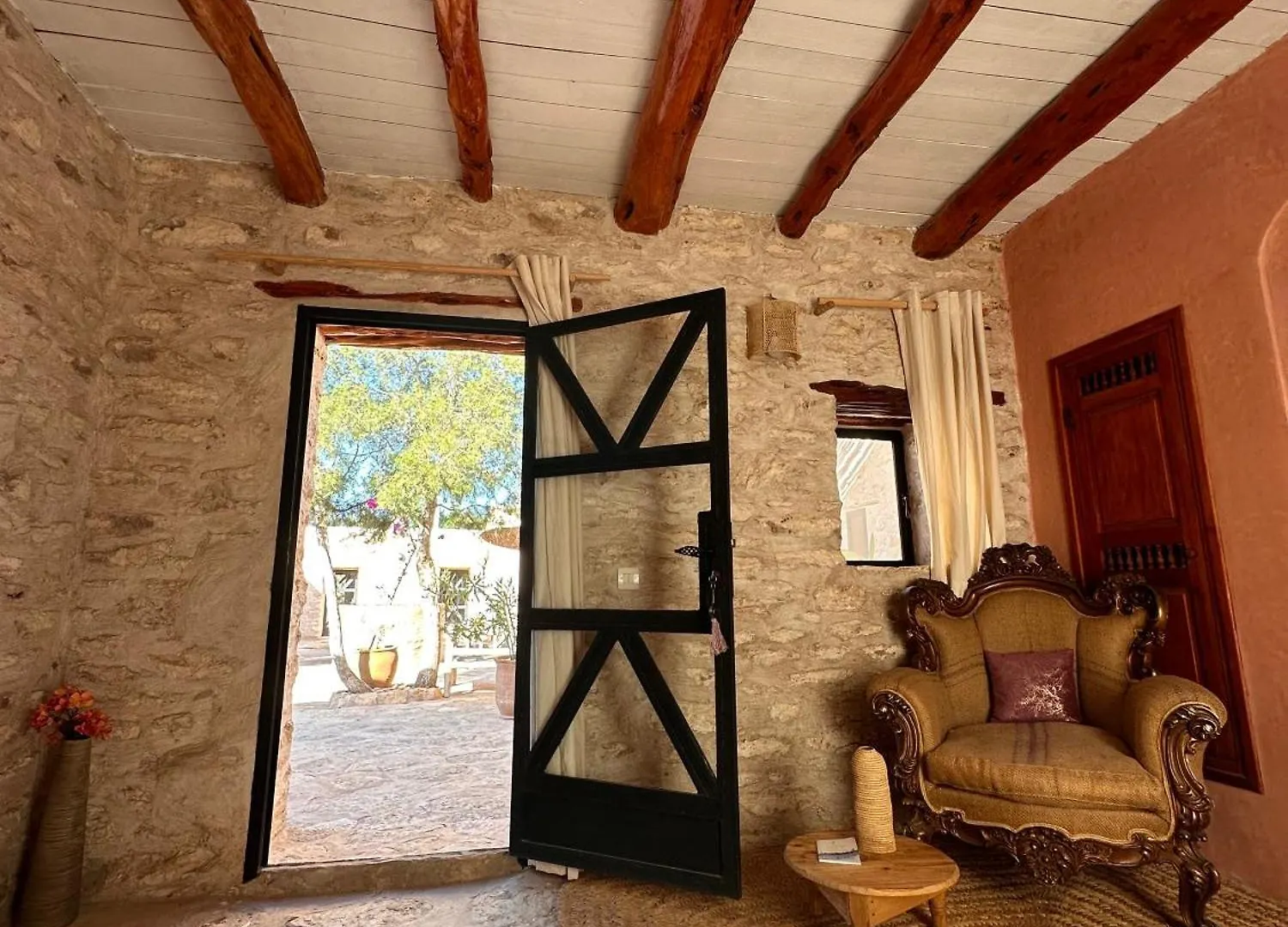 Atlantis 12, Maison D'Hotes Et D'Art Εσαουίρα Πανσιόν